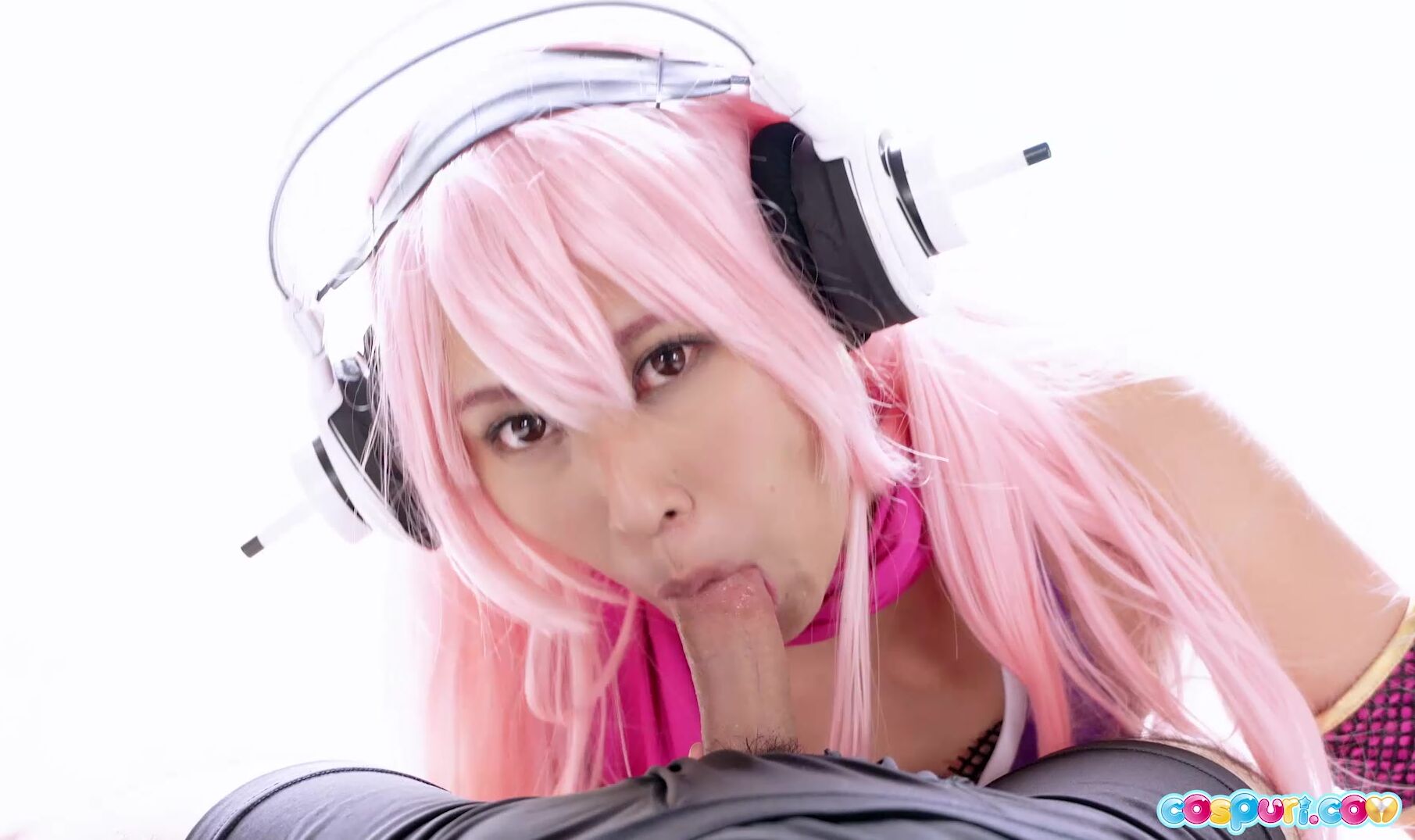 Nao Takashima gamer blowjob