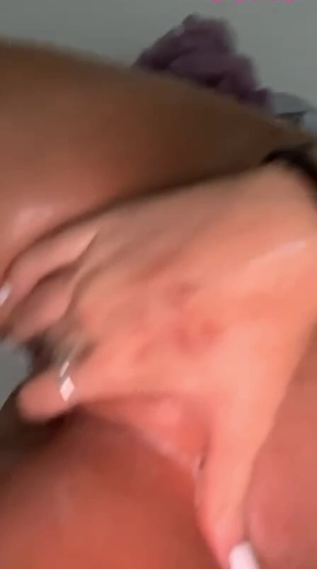 Breckie Hill naked pussy play in bathroom